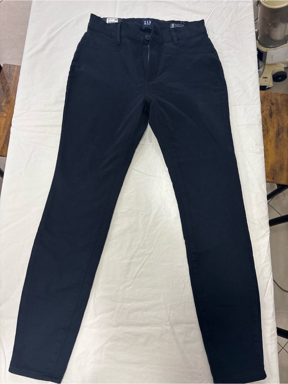 Gap women's stretch skinny pants in a dark navy blue